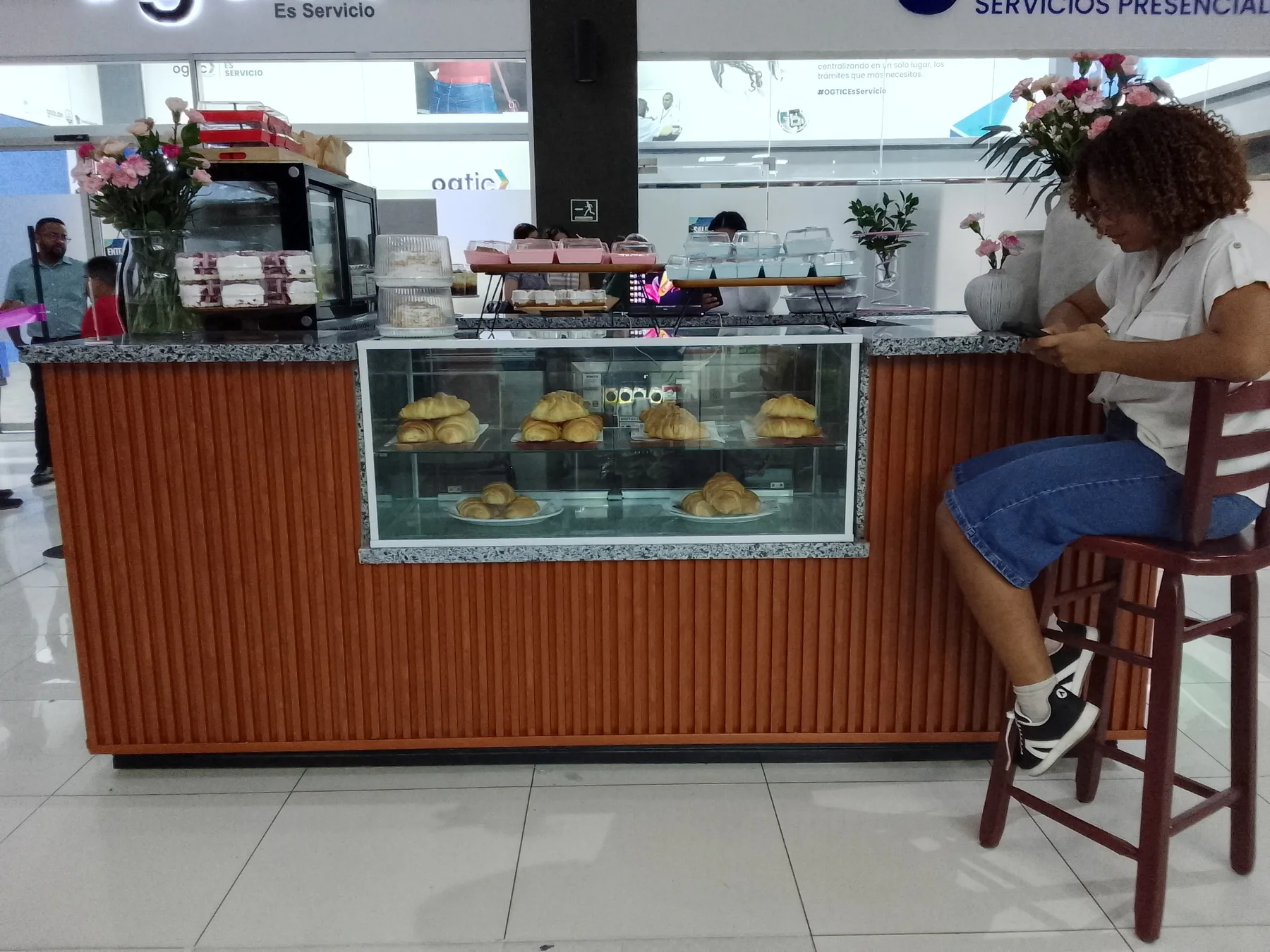 Dolce Pastry terminado - frente con vitrina de exhibición