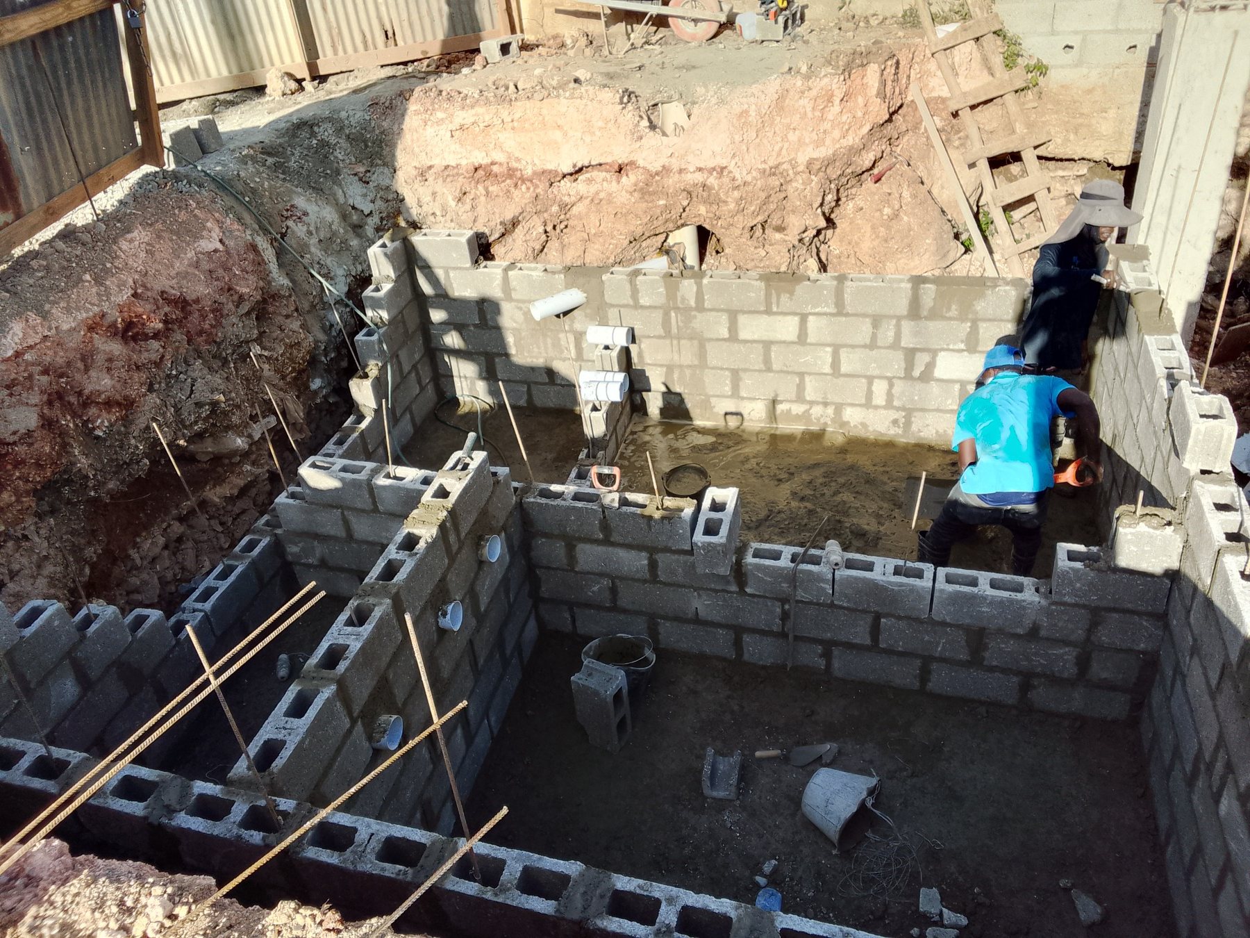 Construcción de séptico y trampa de grasa